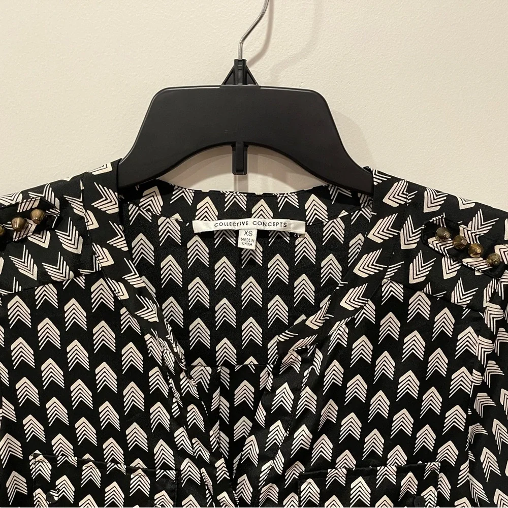 Collective Concepts Black and White‎ 3/4 Sleeve Notched Collar Blouse - Picture 2 of 3